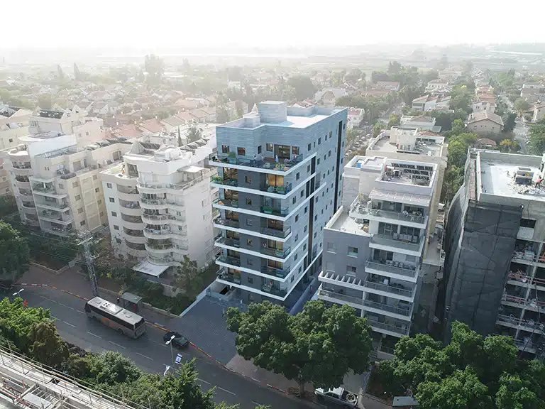 Ahuza 49, Central Ra'anana