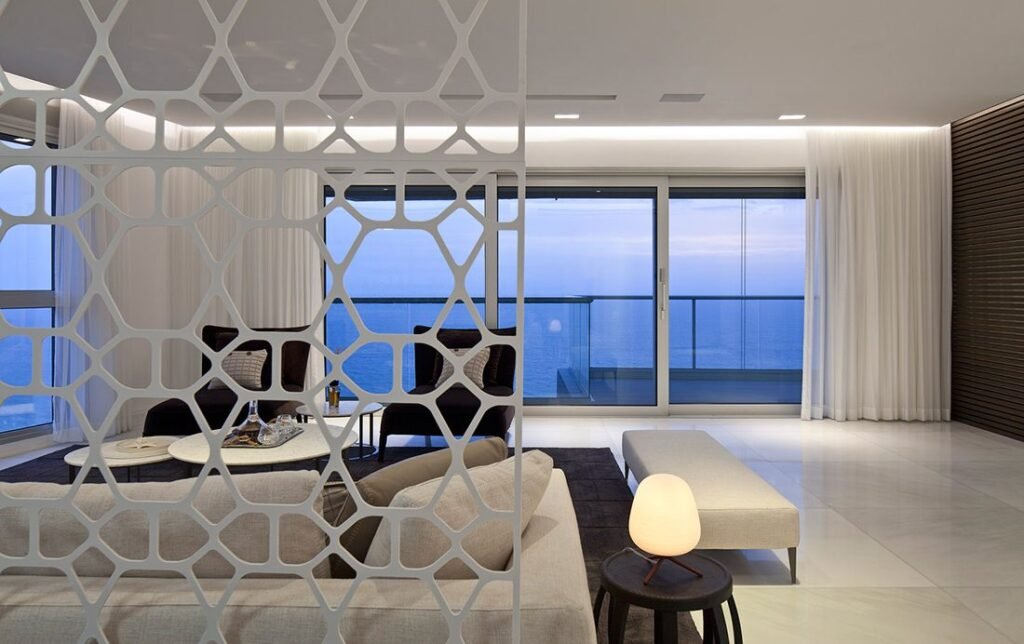 Lagoon, Netanya: living room with ocean view (developer rendering)