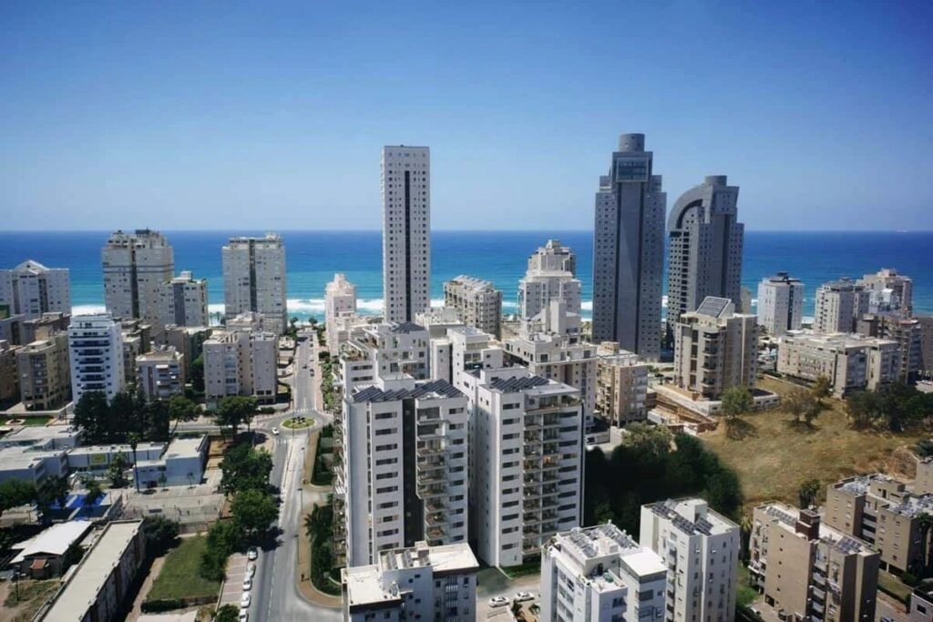 Shlomo HaMelech, Netanya: the project area and the Mediterranean, about 200 m from the beach (developer rendering)