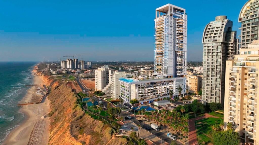 The Blue Cliff, Netanya: aerial view over the Nitza Blvd cliffs and beach (developer rendering)